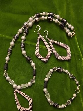 Black & White Zebra Resin Pendant 18" Necklace, Earrings & Bracelet Set